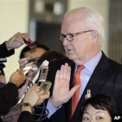 U.S. nuclear envoy Stephen Bosworth (R) is surrounded by reporters after meetings in Tokyo, 22 Nov 2010