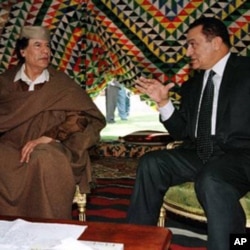 卡扎菲(左)1999年和埃及总统穆巴拉克交谈