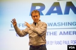 保罗参议员与支持者沟通聚焦于政府开支、司法改革等美国国内议题。（美国之音记者方正拍摄）