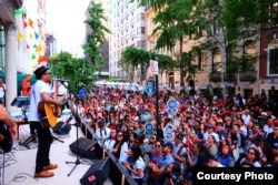 Artis Glenn Fredly tampil di panggung utama Indonesia Street Festival di kota New York. (Foto courtesy: KJRI New York)