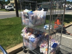 在疫情关闭学校期间，马里兰州每个郡的食物与营养办公室向需要协助的家庭，提供孩子们每天的早餐，中饭和点心。2020年6月15日美国之音记者赵婉成拍摄。