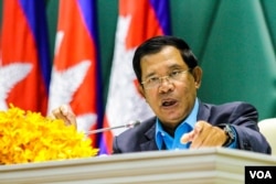 លោក​នាយក​រដ្ឋមន្រ្តី​ហ៊ុន សែន ថ្លែង​នៅ​ក្នុង​វេទិកា​ថ្នាក់ជាតិ​លើកទីមួយ​ស្ដី​អំពី​«​ការការពារ និង​អភិរក្ស​ធនធាន​ធម្មជាតិ​»​ នៅ​វិមា​ន​សន្តិភាព នៅ​ថ្ងៃ​ច័ន្ទ ទី​២២​ ខែ​សីហា ឆ្នាំ​២០១៦ នៅរាជធានីភ្នំពេញ។​