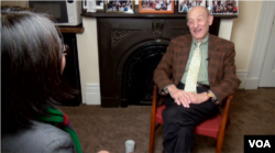 傅高义教授在马萨诸塞州的寓所接受美国之音记者莉雅专访