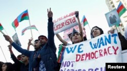 Müxalifət tərəfdarları səsvermənin nəticələrinə etiraz edirlər. Bakı, 12 oktyabr 2013.