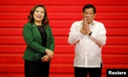 Philippine President Rodrigo Duterte and his partner Honeylet Avancena wait for other Southeast Asian leaders to arrive to the 30th Association of Southeast Asian Nations (ASEAN) summit in Manila, Philippines, April 29, 2017.