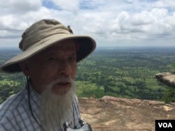 លោក​ ឡៅ ម៉ុងហៃ​ អ្នកវិភាគឯករាជ្យថ្លែង​អំពីការ​ផ្សះផ្សា​ និងការ​រក្សាសន្តិភាពនៅលើ​អតីតតំបន់​បញ្ជាការ​ទ័ពរបស់​តាម៉ុក​ក្នុងស្រុក​អន្លង់វែង​ កាលពីថ្ងៃទី​ ២​ ខែ កញ្ញា​ ឆ្នាំ​ ២០១៧។ (ហ៊ុល រស្មី/VOA) ​