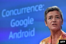 마르그레테 베스타게르 유럽연합(EU) 경쟁담당 집행위원이 18일 기자회견에서 구글에 대한 과징금 부과 결정을 발표하고 있다.