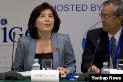 22일 제26차 동북아시아협력대화(NEACD)에 참석한 최선희 북한 외무성 미국국 부국장(왼쪽)이 세미나 주최측인 중국국제문제연구원의 쑤거 원장과 대화를 나누고 있다.