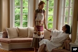 Becca (Nicole Kidman), left, and Izzy (Tammy Blanchard) right, in RABBIT HOLE.