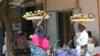 Des femmes tchadiennes transportent de la nourriture sur leur tête sur un marché de N'Djamena, le 6 novembre 2007. (Photo REUTERS/Ahmed Jadallah) (TCHAD)