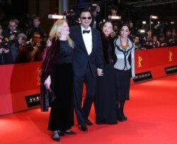 شیرین نشاط، فیلمساز و هنرمند ایرانی یکی از اعضای هیأت داوران شصت و سومین دوره جشنواره فیلم برلین بود