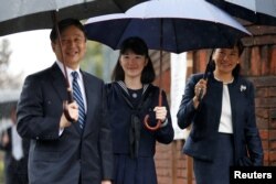 Putri Aiko (tengah) ditemani oleh orang tuanya, Putra Mahkota Naruhito dan Putri Mahkota Masako, tiba untuk upacara penerimaan masuk SMA di Tokyo, 8 April 2017.