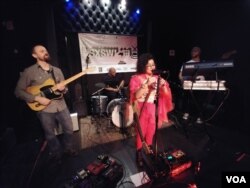 Dhira Bongs tampil di panggung SXSW (Foto: VOA/Naratama).