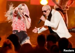 Pitbull performs his song "Timber" with Ke$ha (L) at the 41st American Music Awards in Los Angeles, California Nov. 24, 2013.