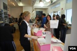 Reporter VOA Dhania Iman tak ketinggalan memborong di Georgetown Cupcake.