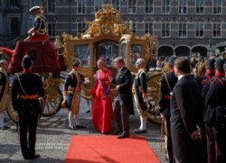 Raja Belanda Willem-Alexander bersama Ratu Maxima tiba dengan kereta kencana di Den Haag, 16 September 2014. (REUTERS)