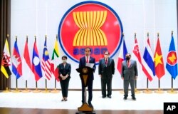 Presiden RI Joko Widodo (tengah) didampingi Menlu Retno Marsudi, Menko Perekonomian Airlangga Hartarto, dan Sekretaris Kabinet Pramono Anung mendengarkan, setelah Pertemuan Pemimpin ASEAN di Sekretariat ASEAN di Jakarta, Sabtu, 24 April 2021. (Foto: via AP)