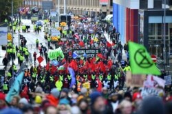 Warga melakukan aksi unjuk rasa Keadilan Iklim pada KTT Perubahan Iklim di Glasgow, Skotlandia.