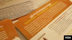 ឯកសារ​ទាក់ទងនឹង​ស្ថានភាព​កម្មការិនី​សំណង់​ ដាក់តាំង​បង្ហាញ​នៅក្នុង​សិក្ខាសាលា​ស្តីពី​កិច្ចគាំពារ​សម្រាប់​កម្មការិនី​សំណង់ ក្នុង​រាជធានី​ភ្នំពេញ កាលពី​ថ្ងៃទី០៩ ខែកញ្ញា ឆ្នាំ២០១៦។ (ហ៊ាន សុជាតា/VOA)