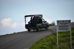 Polisi Syariah berpatorli di sepanjang pinggiran pantai di Banda Aceh, 11 Desember 2019. (Foto: AFP)
