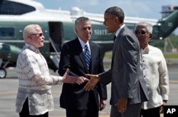 U.S. President Barack Obama, second from right, reaches to shake hands with Philippine Ambassador to the U.S. Jose Cuisia Jr., left, after arriving at Ninoy Aquino International Airport in Manila, Philippines, Nov. 17, 2015.