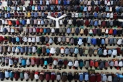 Santri dari Pesantren Ar-Raudhatul Hasanah melakukan sholat Dzuhur pada hari pertama puasa selama bulan suci Ramadhan di Medan, Sumatera Utara, 17 Mei 2018. (Foto: Antara via Reuters)