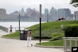 지난 28일 미국 뉴저지주 호보켄에서 시민들이 운동하고 있다.