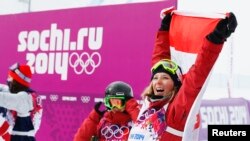 Winner Canada's Dara Howell (R) celebrates with the Canadian flag as compatriot and third-placed Kim Lamarre looks on after the women's freestyle skiing slopestyle finals at the 2014 Sochi Winter Olympic Games in Rosa Khutor, Feb. 11, 2014.