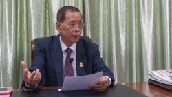 រូបឯកសារ៖ លោក​ សុខ ឥសាន ឆ្លើយ​សំណួរ​របស់​ VOA នៅ​ក្នុង​ការិយាល័យ​របស់​លោក​នៅ​ព្រឹទ្ធសភា អំពី​ស្ថានភាព​សេរីភាព​សារព័ត៌មាន​នា​ពេល​បច្ចុប្បន្ន​នៅ​ក្នុង​ប្រទេស​កម្ពុជា កាលពី​ថ្ងៃទី២៤ ខែមេសា ឆ្នាំ២០១៩។ (ខាន់ សុគុំមនោ/វីអូអេ)