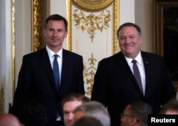 Menlu AS Mike Pompeo (kanan) bersama Menlu Inggris, Jeremy Hunt di lancester House, London, 8 Mei 2019.