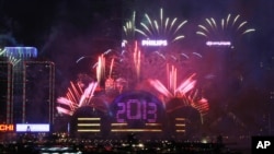Kemeriahan suasana pergantian tahun 2012-2013 di Hongkong (AP Photo/Kin Cheung)