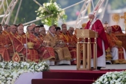 Paus Fransiskus memimpinn misa di Lapangan Mestska sportova hala, di Presov, Slovakia, Selasa, 14 September 2021. (Foto AP/Darko Vojinovic)
