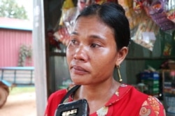 អ្នកស្រី សេត ស្រីមុំ អង្គុយ​ផ្តល់​សម្ភាសន៍​នៅ​ខាង​មុខ​ផ្ទះ​ កាល​ពី​ថ្ងៃ​ទី​១៣ ខែ​តុលា ឆ្នាំ​២០១៩។ (កាន់ វិច្ឆិកា/VOA)