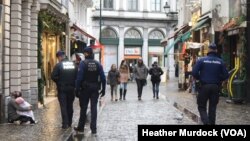 Kawasan yang biasanya ramai dipadati oleh wisatawan, kini tampak sepi di pusat kota Brussels, hari Selasa (24/11). 