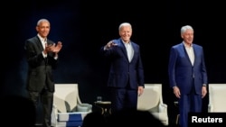 ประธานาธิบดีโจ ไบเดน และสองอดีตประธานาธิบดีแห่งพรรคเดโมเเครต บารัค โอบามาและบิล คลินตัน ที่งานระดมทุนในนครนิวยอร์ก วันที่ 28 มี.ค. 2024