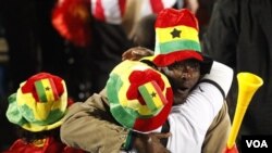 Pendukung Ghana merayakan kemenangan kesebelasannya atas Serbia dalam pertandingan Grup D, 13 Juni 2010.