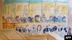 عدالت کے جس کمرے میں مقدمے کی سماعت ہو رہی ہے، آرٹسٹ کی نظر میں اس کا ایک منظر،