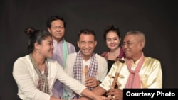 ក្រុម​សិល្បករ «រថយន្ត​តន្ត្រី​ទិព្វ​ខ្មែរ‍» របស់​អង្គការ​សិល្បៈ​ខ្មែរ​អមតៈ​។ ពីឆ្វេងទៅស្តាំ៖ អ្នកស្រី​ ថន សីម៉ា លោក ធុច សាវ៉ាង លោក អាន ចនផន អ្នក​ស្រី ម៉ែន ម៉ៅ និង​លោក ម៉ែន ម៉ាន់។ (រូបផ្តល់​ឲ្យ)