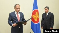 ASEAN Deputy Secretary​-​General Kung Phoak during a swearing​-​in ceremony overseen by Secretary​-​General Lim Jock Hoi at the bloc’s secretariat in Jakarta​, Indonesia​, on October 16​, 2018​. (ASEAN Secretariat) ​ 