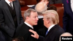 Predsedavajući Vrhovnog suda Džon Roberts i predsednik Donald Tramp