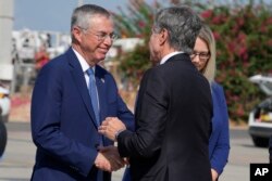 Duta Besar untuk AS Michael Herzog (kiri), menyambut Menteri Luar Negeri Antony Blinken setibanya di Bandara Ben Gurion di Tel Aviv, Israel, Kamis 12 Oktober 2023. (AP/Jacquelyn Martin, Pool)