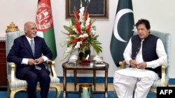 PM Pakistan Imran Khan (kanan) menerima kunjungan Presiden Afghanistan Ashraf Ghani di Islamabad, Kamis (27/6). 