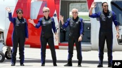 Kru spaceX Falcon 9 yang mencakup dua astronaut asal Arab saudi yaitu Rayyanah Barnawi (kiri) dan Ali al-Qarni (kanan) tiba di Kennedy Space Center di Cape Canaveral, Florida, pada 21 Mei 2023. (Foto: AP/John Raoux)