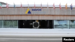 瑞士达沃斯会议中心外插着的各国国旗。（2021年1月22日）