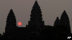 រូបឯកសារ៖ ទិដ្ឋភាពប្រាសាទអង្គរវត្តនាពេលថ្ងៃរះ នៅខេត្តសៀមរាប កាលពីថ្ងៃទី ៧ ខែកក្កដា ឆ្នាំ ២០១៦។