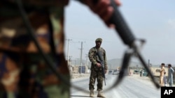 Tentara nasional Afghanistan melakukan patroli di jalan antara Jalalabad-Kabul (foto: ilustrasi). 