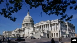 Matahari bersinar di kubah US Capitol di Capitol Hill di Washington, Kamis, 9 Juni 2022. (Foto: AP)