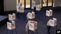 ক্যলিফোর্নিয়ায় আমেরিকায় ভোটদাতারা ২০২৪ সালের ভোট দিচ্ছেন।