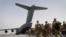 Tentara AS menuju pesawat militer AS di pangkalan AS di Bagram, utara Kabul, Afghanistan, saat mereka bertolak meninggalkan Afghanistan, 14 Juli 2011. (Foto: dok).