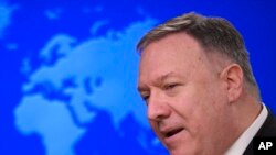 마이크 폼페오 미국 국무장관이 25일 국무부 브리핑에서 신종 코로나바이러스 대응을 위한 인도적 지원 계획 등에 관해 설명했다.